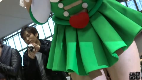 オッパイを見せたくてしょうがないコスプレイヤー「SSSクラスの下乳！下乳！」