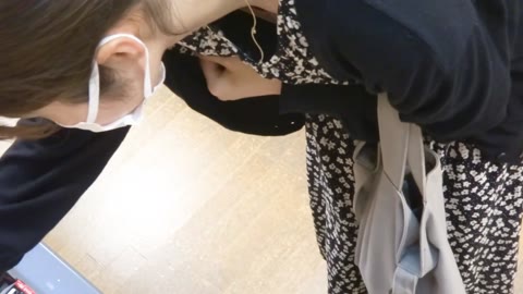 #308　警戒心ゼロ、無防備に前屈みを連発する美人JDさんのキレイなおっぱいを覗きたい