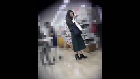 ロンスカで鉄壁ガード？大人の色気漂うエロそうな人妻のパンチラ