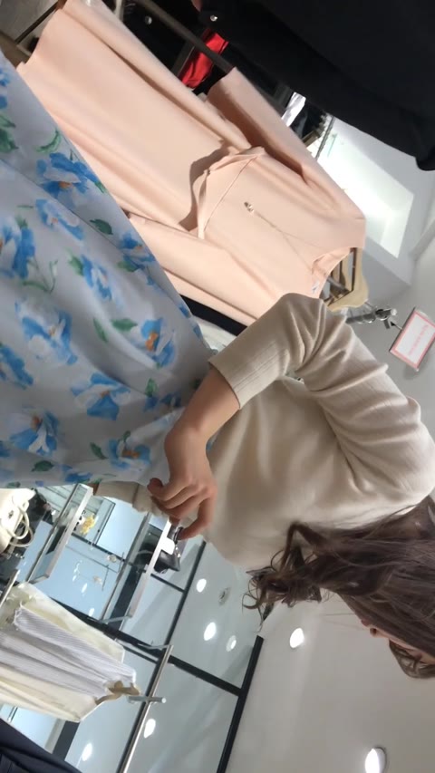 ショップ店員逆さ撮りかわいい女の子と性格がキツそうなお姉さん【動画】part6
