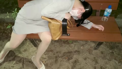 【泥酔OLパンチラ】公園で泥酔している新卒さんを車内に連れ込んでイタズラしました【胸チラ】