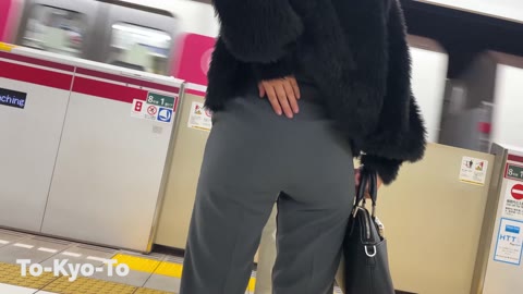 【4k】グレーのフレアパンツに浮かぶPライン