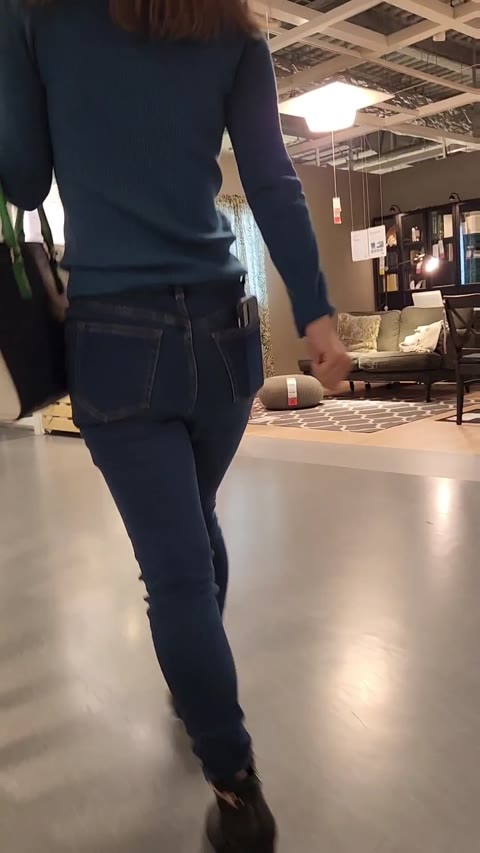 【ブルーデニム】イ◯アにいたエロい体のお姉さん1