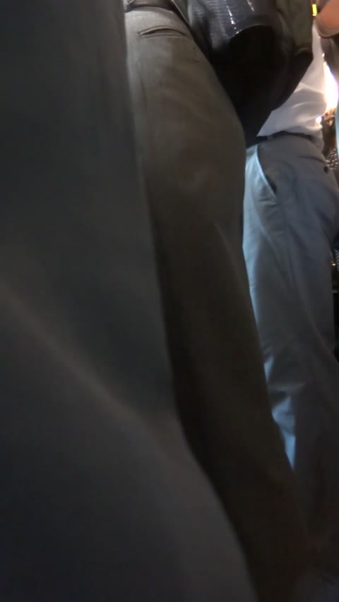 パンチラ盗撮 OLさん ピンクの超超ミニスカワンピースの中身は黒系の派手なパンツ