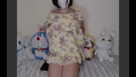 脱ぎたてホヤホヤのおパンツを見せちゃうセクシーお姉さん