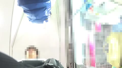 JKのスカートをめくり生パンタッチ痴漢 パンチラ盗撮