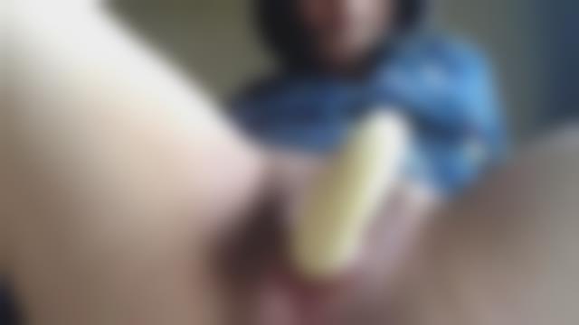 巨乳Cちゃんあそこで温めたバナナをパクッ
