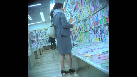 エロい制服から見せつける卑猥OLのパンチラ