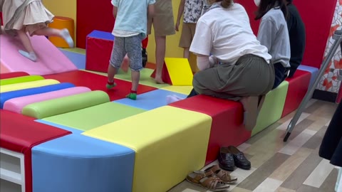 【20代ママのプリ尻】うっすい生地のズボンでケツを突き出すからワレメまでくっきりケツの形丸わかりの20代かわいいママ