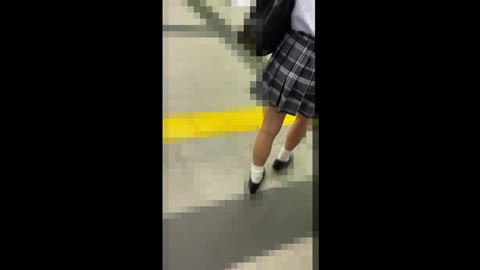 強〇ガニ股痴漢。爆乳制服〇Ｋが満員電車の中で集団痴〇×公然わいせつ