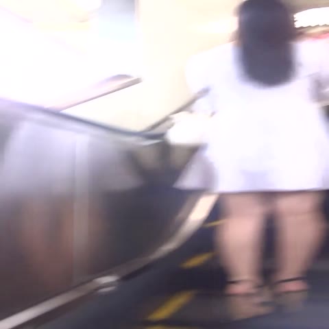 [★新作][★顔出し]パンチラ盗撮 女子大生 食い込み水色パンツに超接近