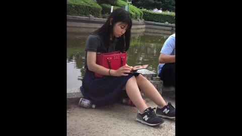 お座り彼女のパンチラいかがでしょう！！