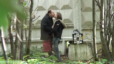 ラトビア・林の中で動物的セックスする中年カップル【立ちバック中出し】