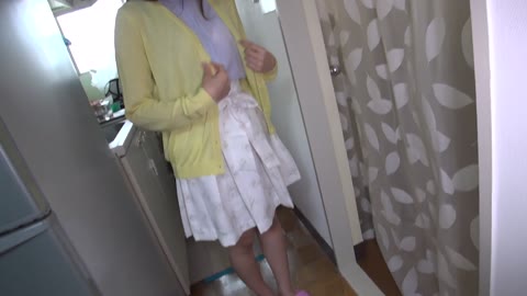 細身で美人な若妻さんと昼間からSEXバックでつきまくる