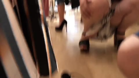 新人ショップ店員しゃがみパンチラぎこちない接客お股が開きすぎｗ【動画】102