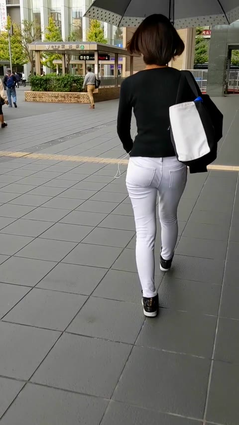 街中の魅力的なお尻 6