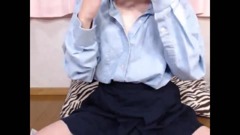 ショートの制服コスお姉さんがちっぱい丸出しエロ配信！