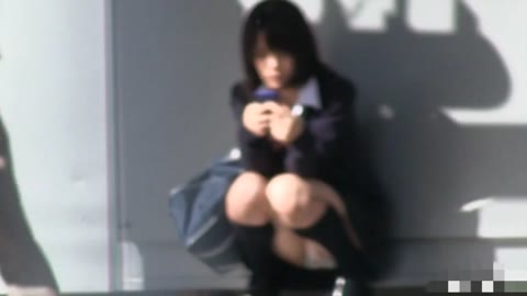 駅のホームで油断している女の子