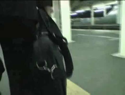 酔っ払い娘を電車の中に連れ込んで性的悪戯