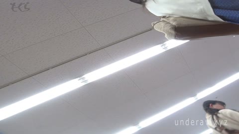 【隣で覗いてますけど！】隣からNo5 青いスカート!!春です。