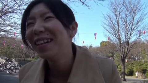 周りに人が居るのにも関わらずスカートをめくってくれる娘