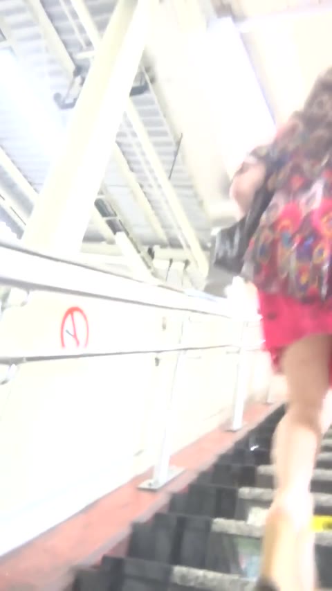 パンチラ盗撮 ミニスカギャル 白パンツ見えすぎなので勝手に撮影