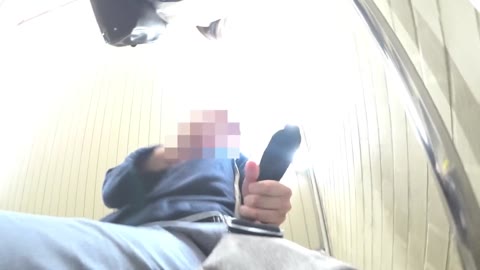 【ガチ痴漢】ミニスカJKに押し付け、生パンと太ももを触りまくった動画