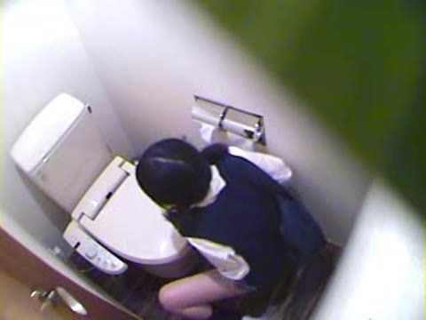 盗撮。制服中●生のトイレ
