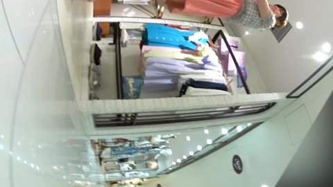 新フルHD高画質パンチラ逆さ撮り061　とにかく明るい店員さん！ホワイトパンティー履いてます！
