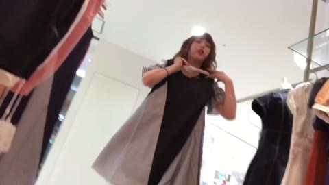 歴代最高！ショップ店員しゃがみパンチラ油断しまくりこちらを向いてお股全開ｗ【動画】101