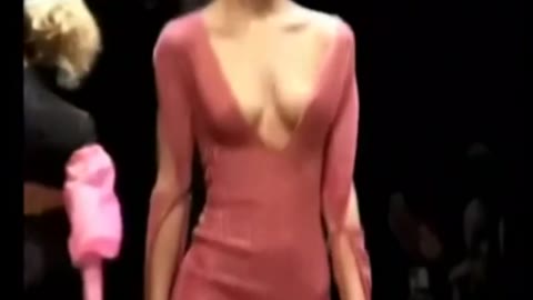 海外モデル　過激なファッションショー