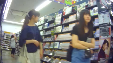激カワ私服K！！ビデオショップで逆さパンチラ