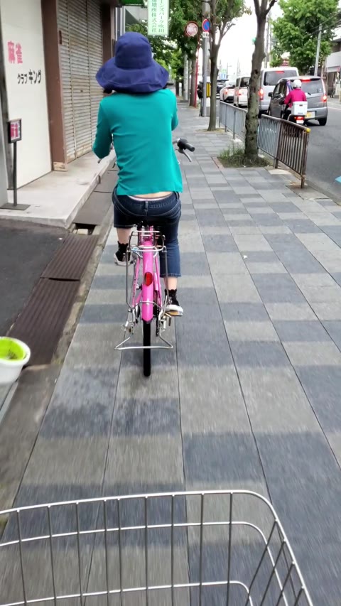 チャリこぎパンチラ　追跡　スマホ撮り