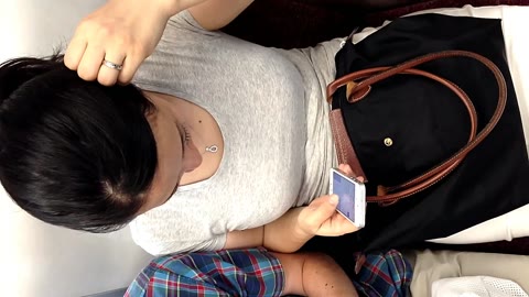 (電車対面）（顔出し)ペラペラの極薄のTシャツをお召になって…ただでさえ大きな○っぱいをさらにボリューミーにしちゃう奥さまを観察