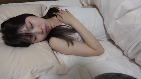 【民泊いたずら】感度が抜群な身体をした21歳の弁護士のタマゴに睡眠中に痴漢して電マ当てたら激しく痙攣しながらイっちゃっのでまんこ