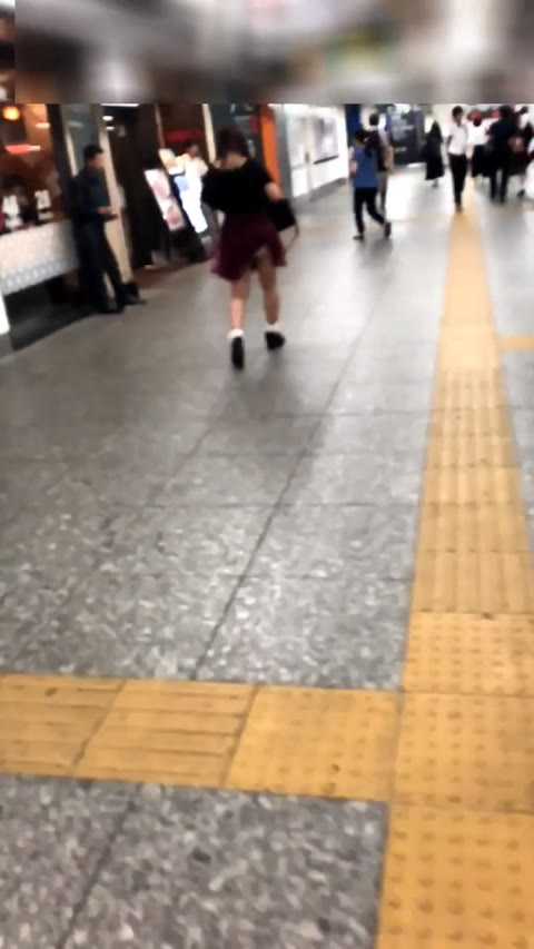 「声かけ」スカートが引っ掛かってずっとパンモロしているお姉さんを追い撮り