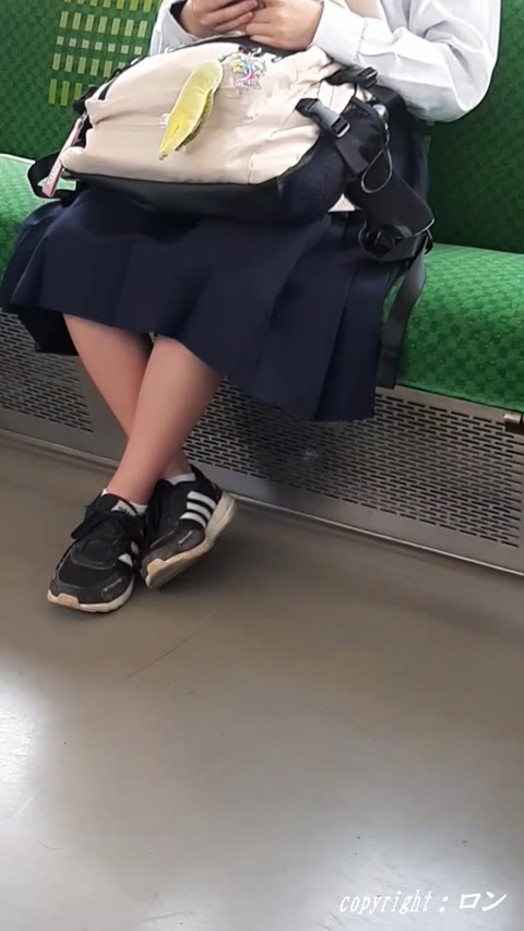 制服女子の生足考察2