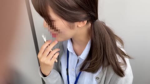 エロ乳首見え【休憩所の胸チラ⑤】オフィスビル内（エロ乳首お姉さん）
