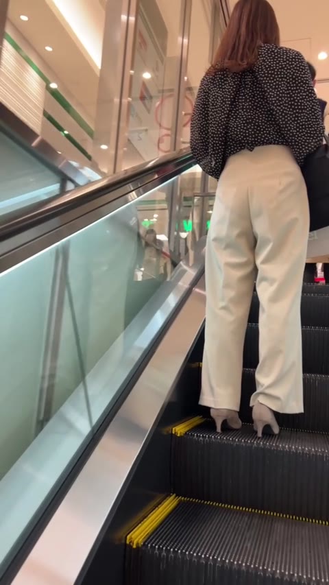 街撮り　エスカレーター　ホワイトパンツ　クロッチ　アンクル　ヒール　パンティーライン