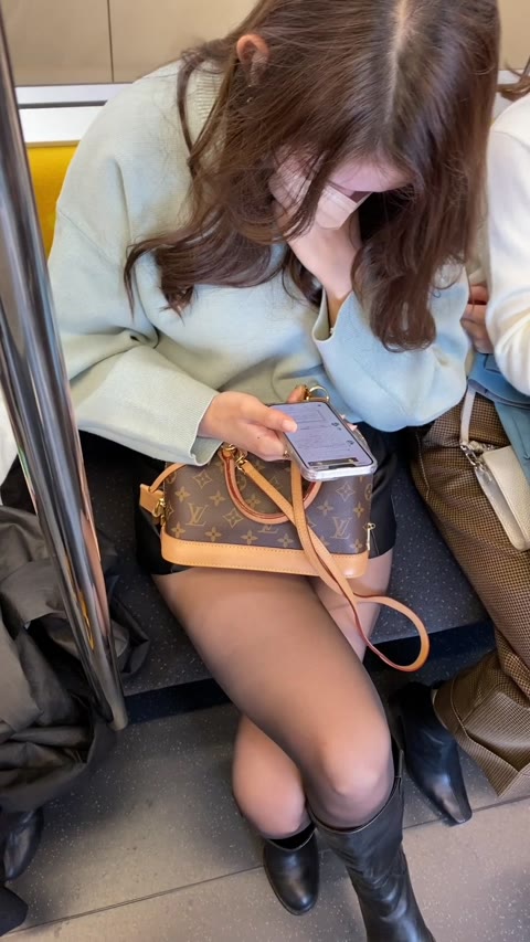 脚フェチ504 脚を組む美人お姉さんの真上からエロ過ぎる黒パンスト美脚