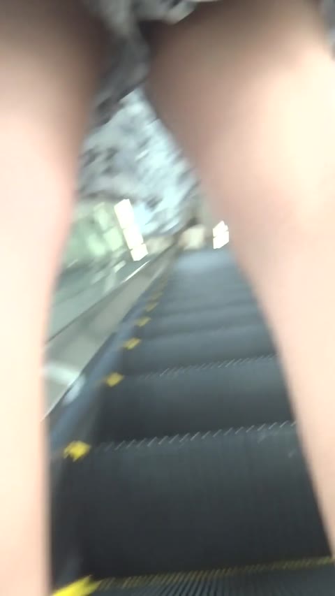 パンチラ盗撮 OLさん さくらんぼ柄の黒パンツに超接近